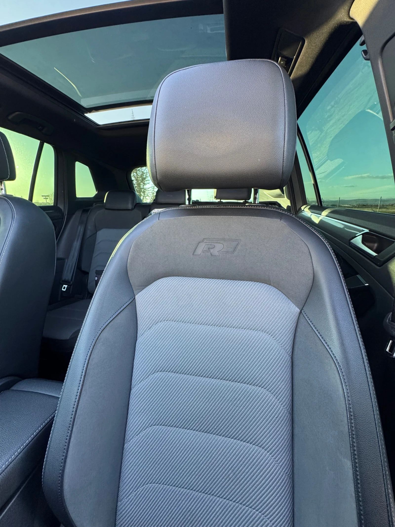 VW Tiguan 2.0 TDI 240 HP R-line, снимка 8 - Автомобили и джипове - 54169578