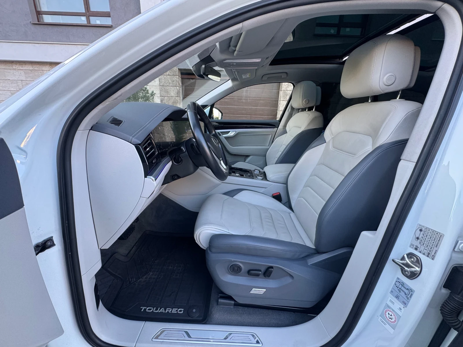 VW Touareg 3.0 R-Line Matrix SoftClose Distronic+ Keyless Go, снимка 8 - Автомобили и джипове - 56106037