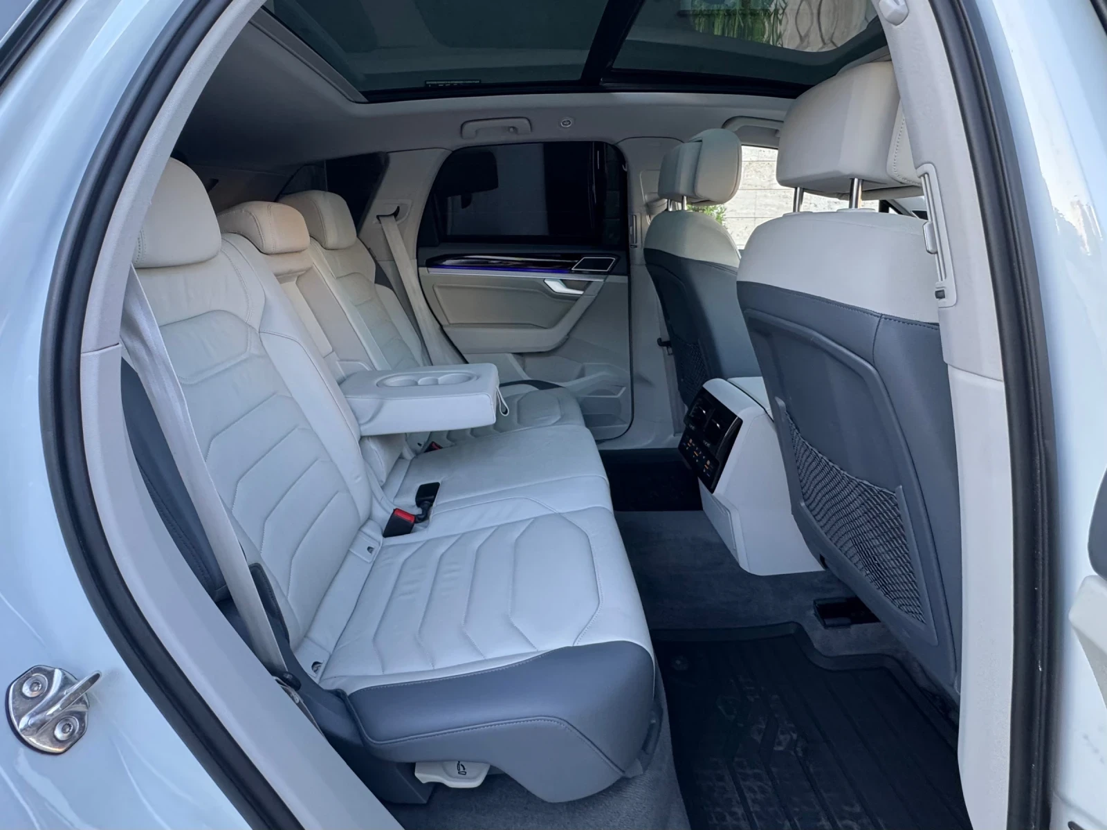 VW Touareg 3.0 R-Line Matrix SoftClose Distronic+ Keyless Go, снимка 13 - Автомобили и джипове - 56106037