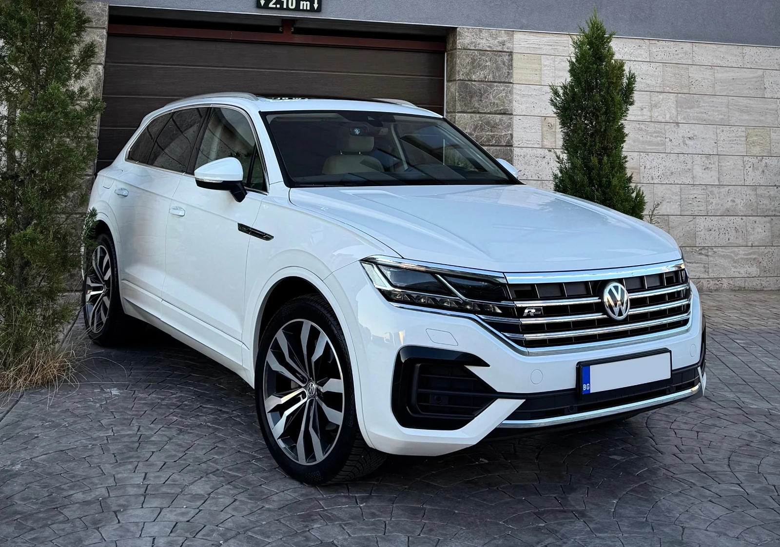 VW Touareg 3.0 R-Line Matrix SoftClose Distronic+ Keyless Go, снимка 3 - Автомобили и джипове - 56106037