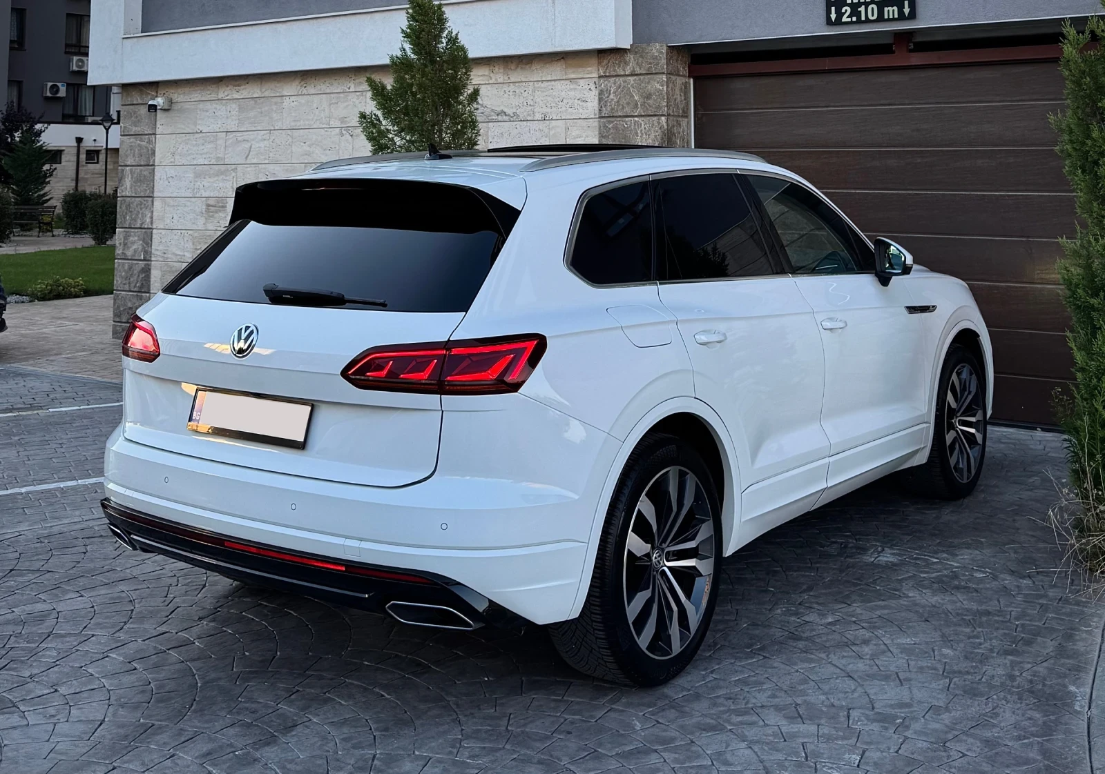 VW Touareg 3.0 R-Line Matrix SoftClose Distronic+ Keyless Go, снимка 4 - Автомобили и джипове - 56106037