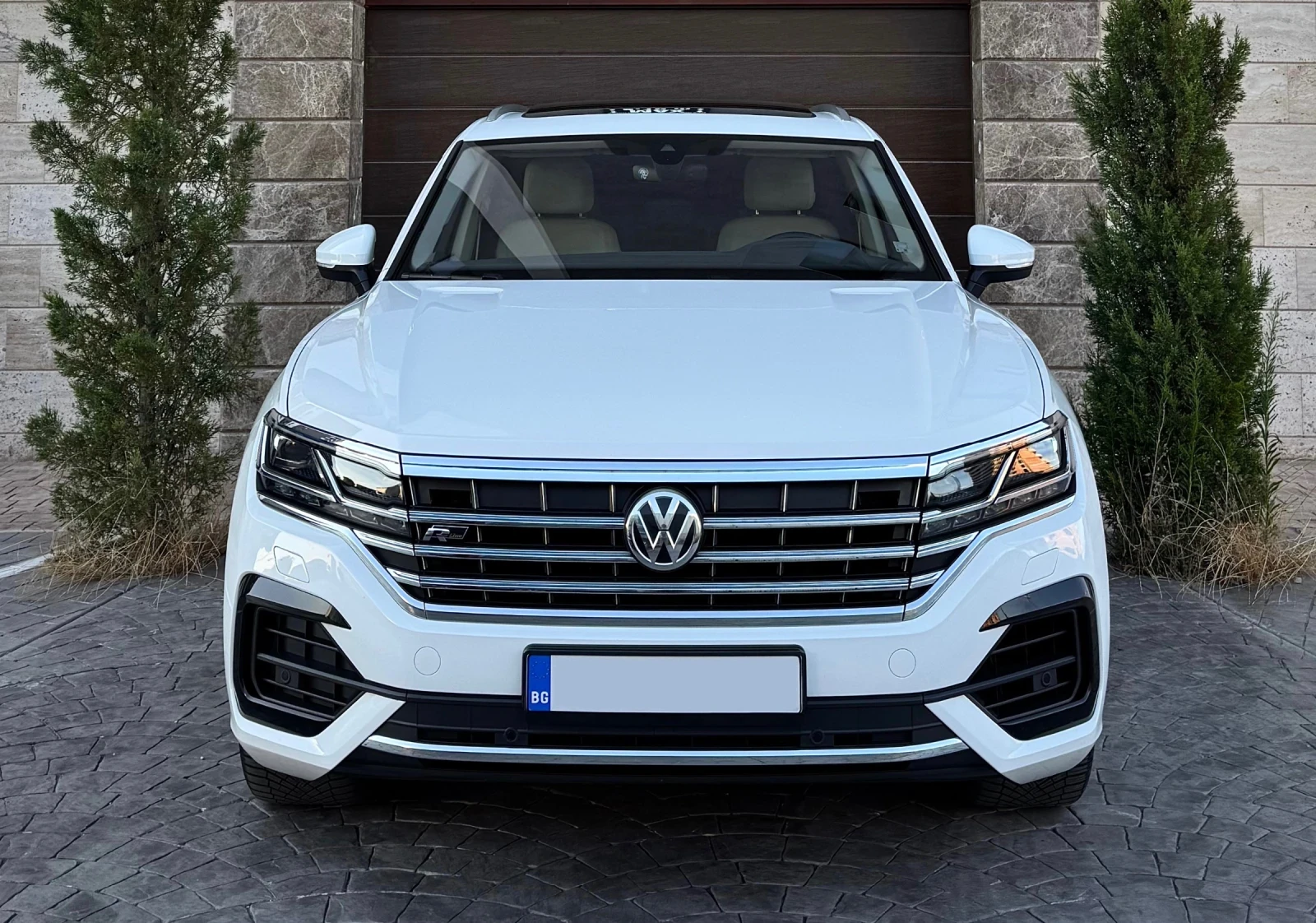 VW Touareg 3.0 R-Line Matrix SoftClose Distronic+ Keyless Go, снимка 2 - Автомобили и джипове - 56106037