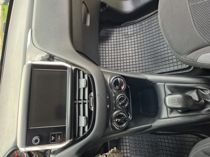 Peugeot 208, снимка 11 - Автомобили и джипове - 52645930