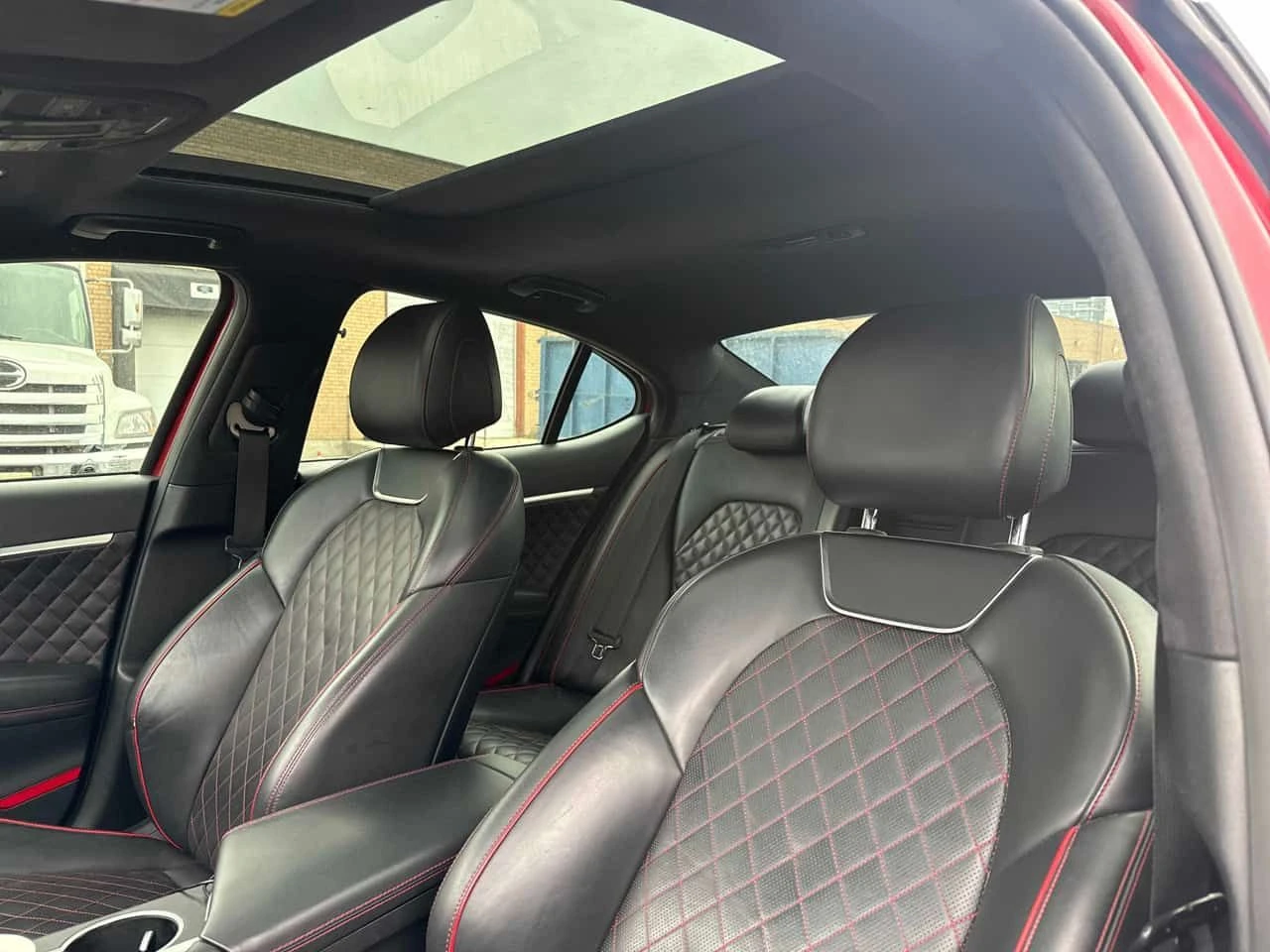 Genesis G70 3.3T Sport | CARFAX | БЕЗ ПЪРВОНАЧАЛНА ВНОСКА, снимка 14 - Автомобили и джипове - 54931579