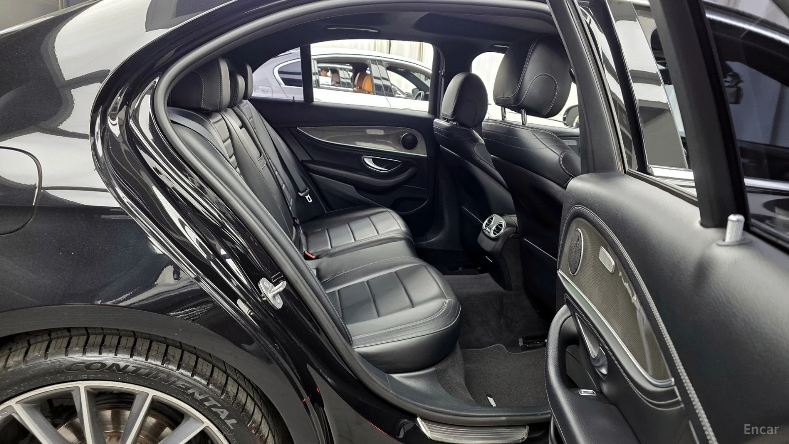 Mercedes-Benz E 300 4MATIC* КОЖА* ПОДГРЕВ* ОБДУХВ* BURMASTER* PANO* 36, снимка 12 - Автомобили и джипове - 55449835