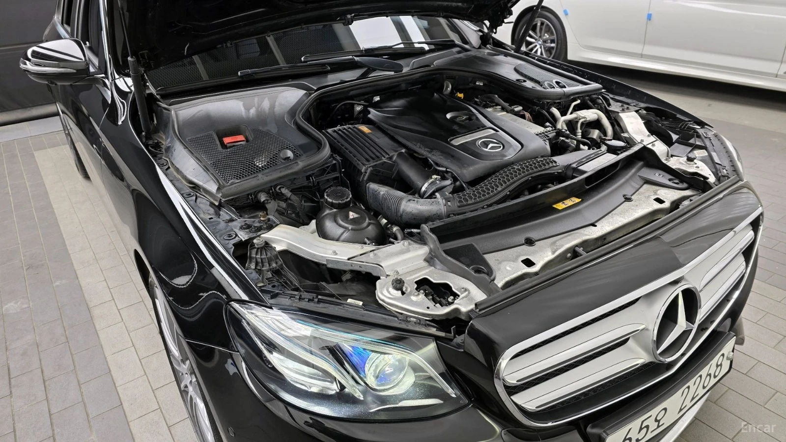 Mercedes-Benz E 300 4MATIC* КОЖА* ПОДГРЕВ* ОБДУХВ* BURMASTER* PANO* 36, снимка 6 - Автомобили и джипове - 55449835