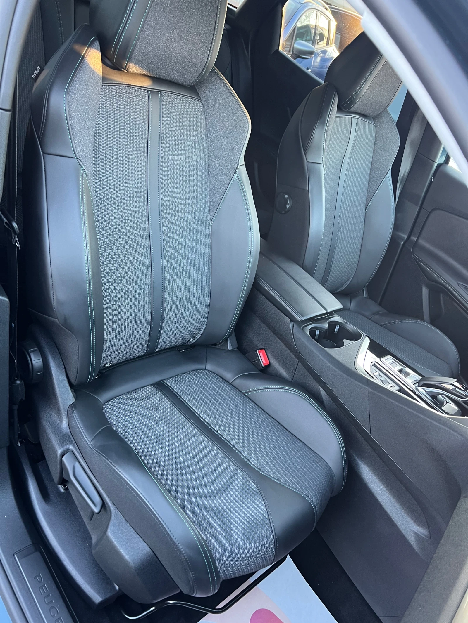 Peugeot 3008 1.6 THP PLUG IN HYBRID/ALLURE/ТОП СЪСТОЯНИЕ, снимка 14 - Автомобили и джипове - 53763008