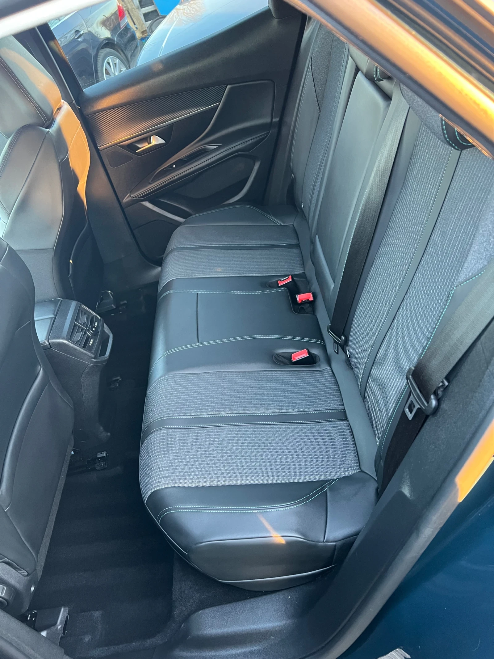 Peugeot 3008 1.6 THP PLUG IN HYBRID/ALLURE/ТОП СЪСТОЯНИЕ, снимка 15 - Автомобили и джипове - 53763008