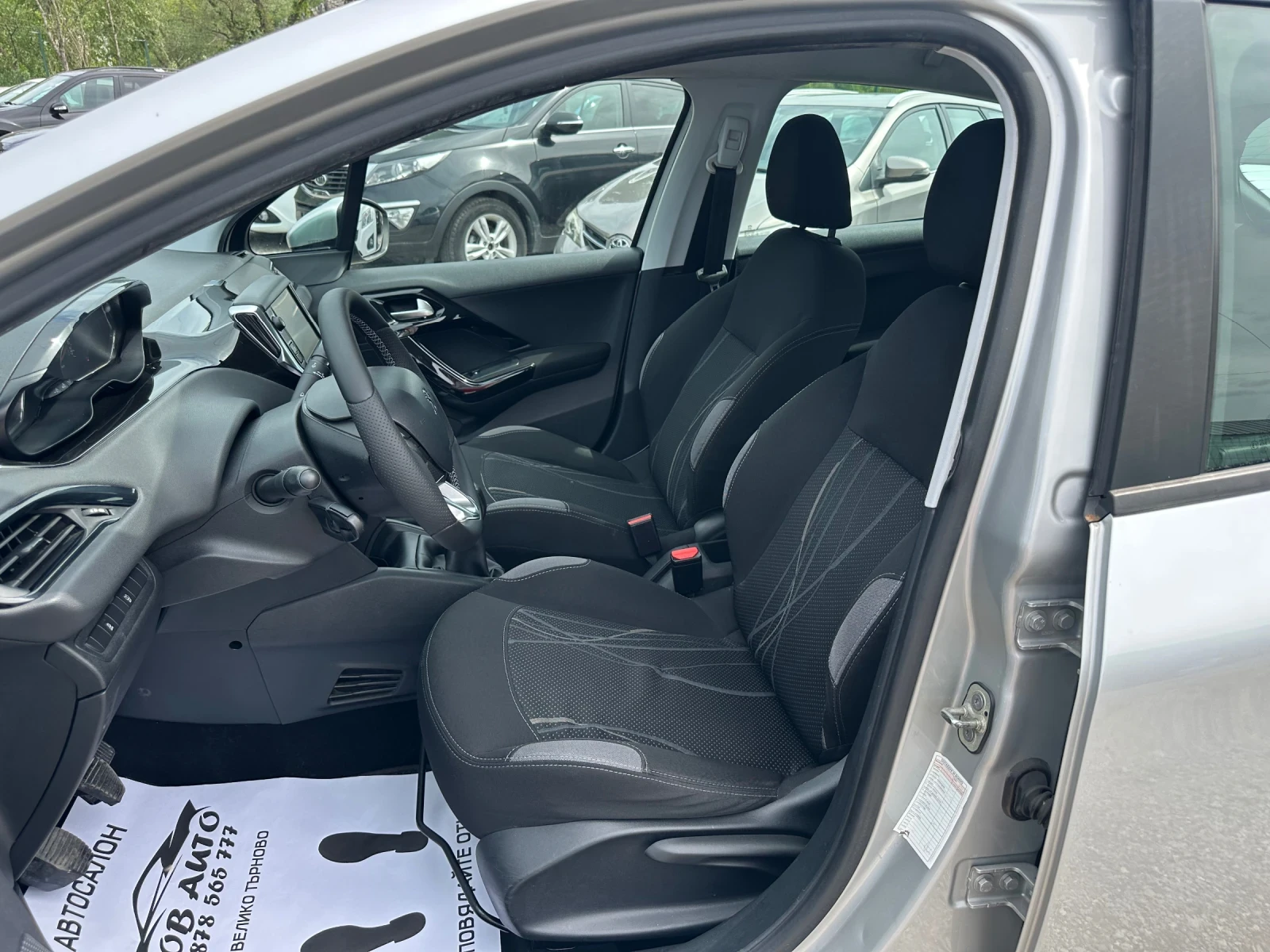 Peugeot 208 1.0i-68к.с-PURETECH-TEMPOMAT, снимка 11 - Автомобили и джипове - 54602495