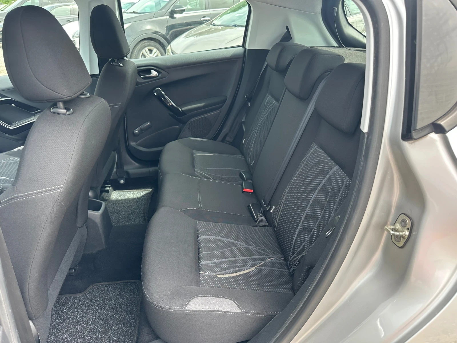 Peugeot 208 1.0i-68к.с-PURETECH-TEMPOMAT, снимка 12 - Автомобили и джипове - 54602495
