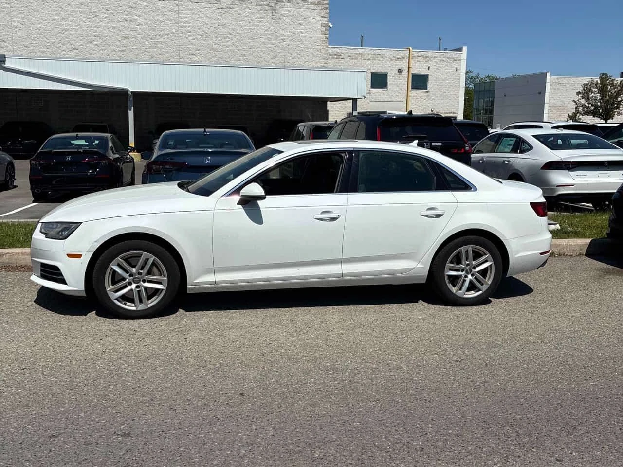 Audi A4 * Komfort * АВТОКРЕДИТ БЕЗ ПЪРВОНАЧАЛНА ВНОСКА, снимка 3 - Автомобили и джипове - 54716530