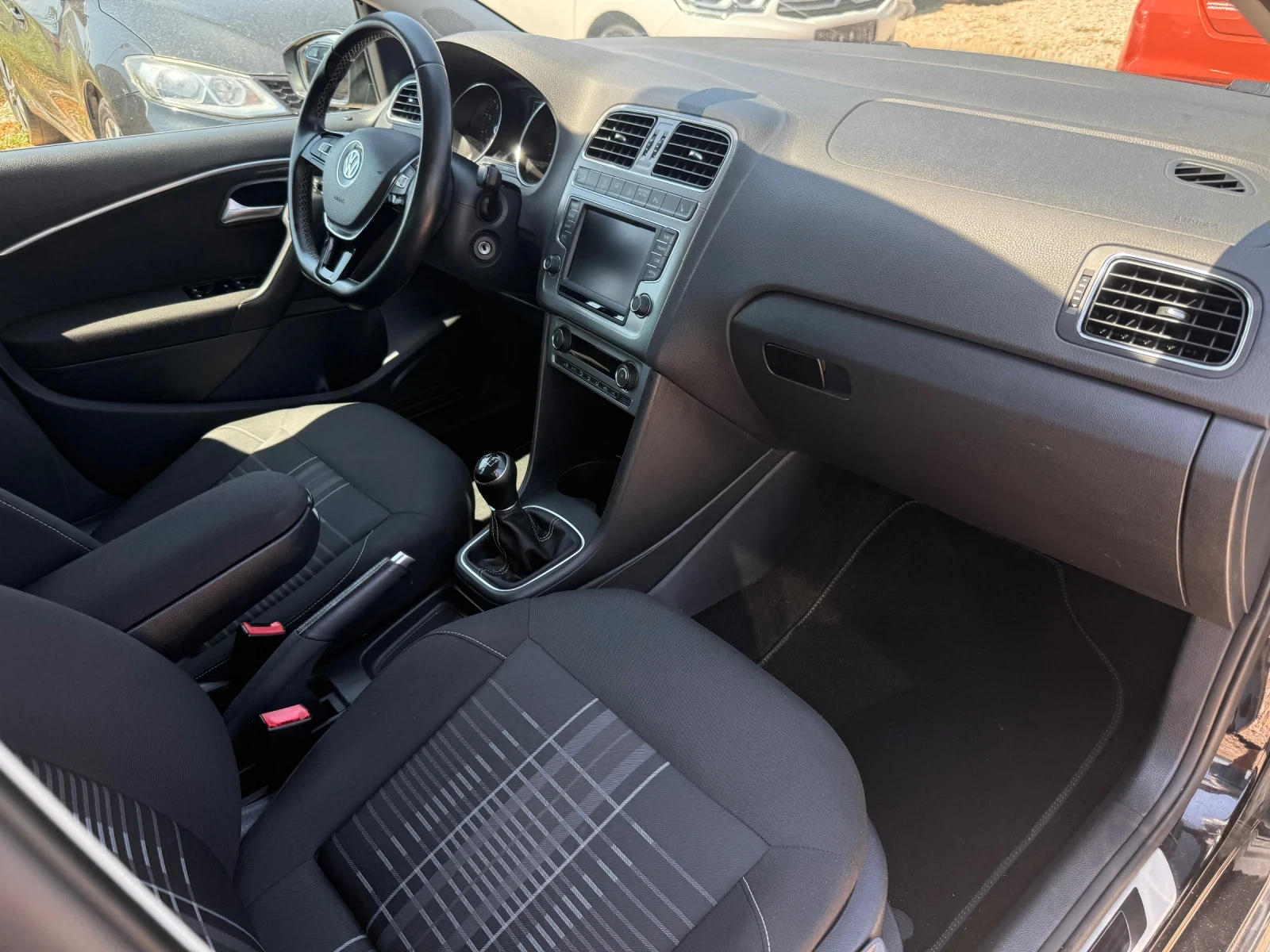 VW Polo 1.2TSI/LOUNGE/NAV/PDC/E6, снимка 13 - Автомобили и джипове - 55942200