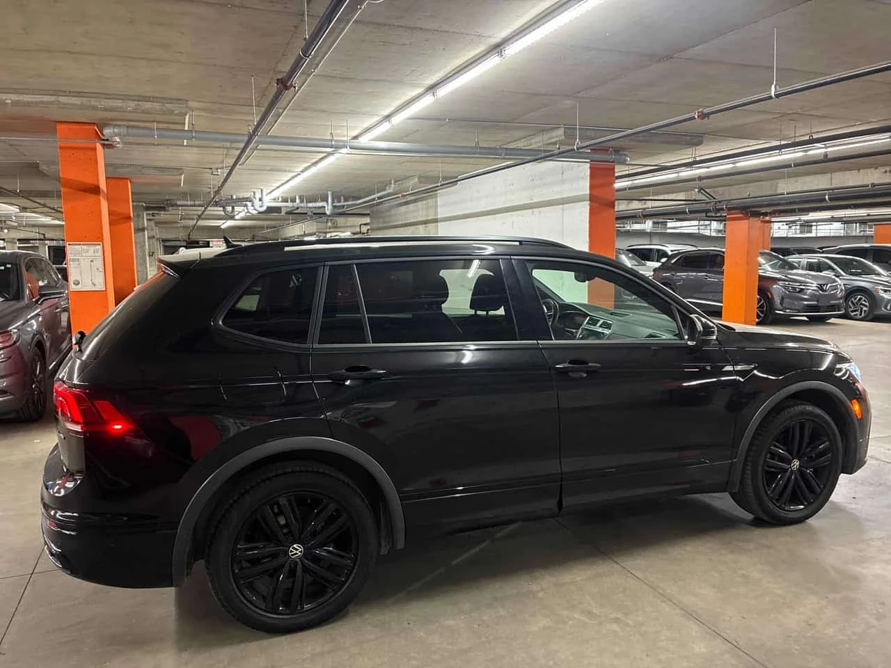 VW Tiguan * Comfortline R Line Black Edition * CARFAX * , снимка 3 - Автомобили и джипове - 56326934