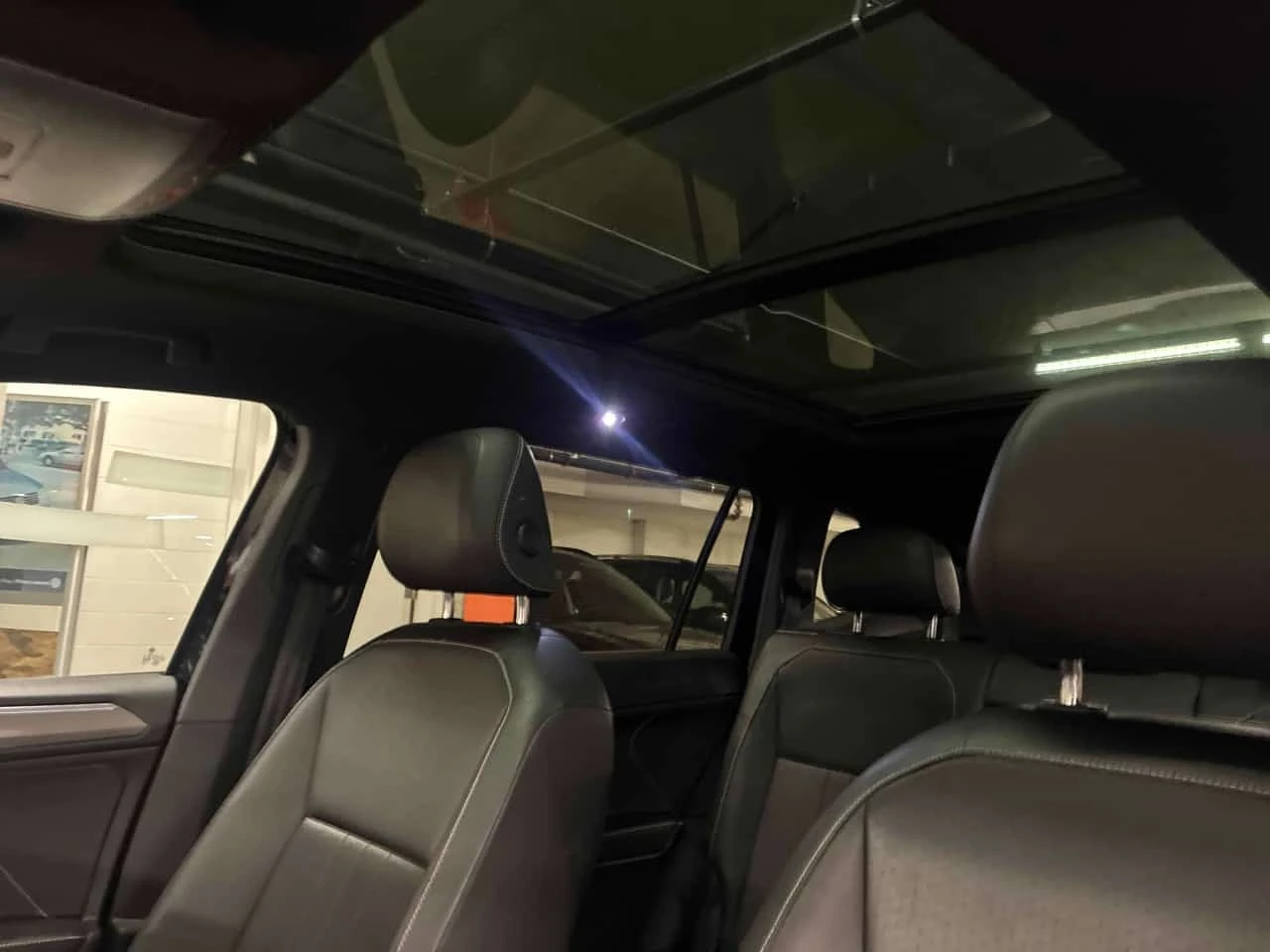VW Tiguan * Comfortline R Line Black Edition * CARFAX * , снимка 11 - Автомобили и джипове - 56326934