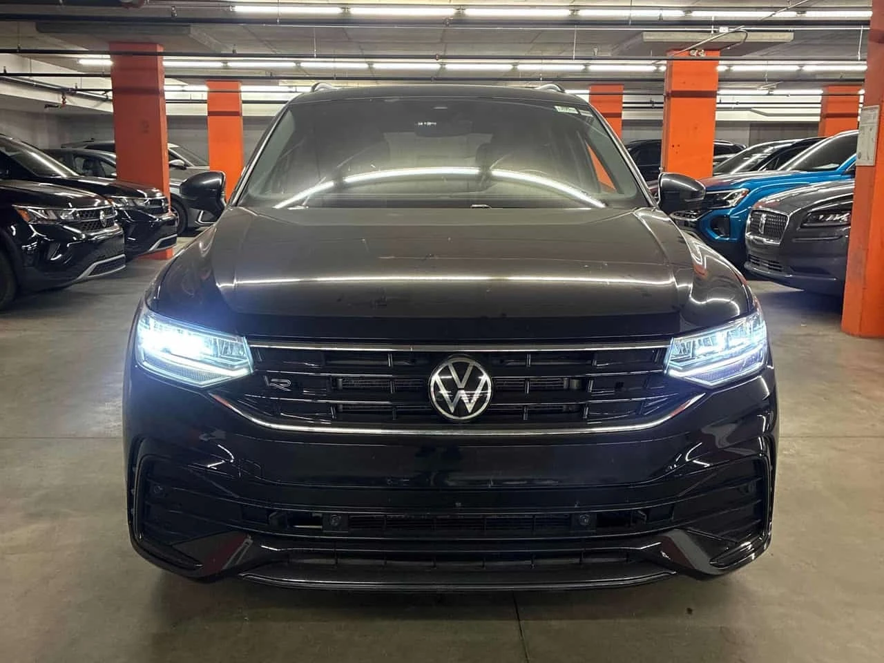 VW Tiguan * Comfortline R Line Black Edition * CARFAX * , снимка 6 - Автомобили и джипове - 56326934