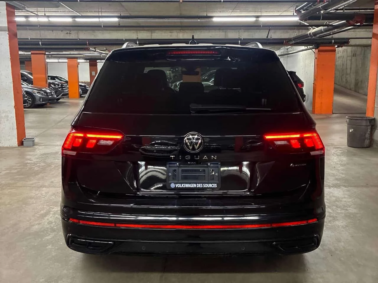 VW Tiguan * Comfortline R Line Black Edition * CARFAX * , снимка 4 - Автомобили и джипове - 56326934