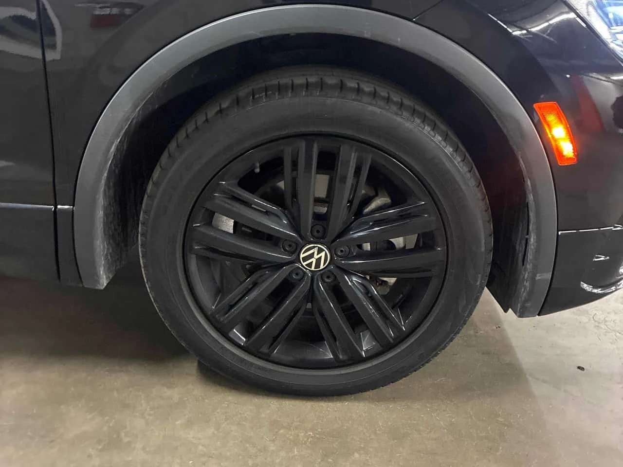 VW Tiguan * Comfortline R Line Black Edition * CARFAX * , снимка 7 - Автомобили и джипове - 56326934