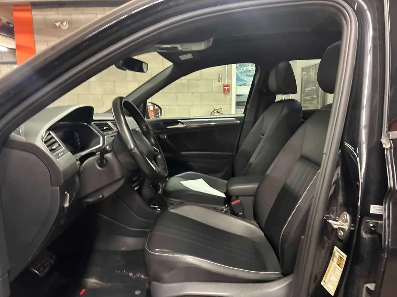 VW Tiguan * Comfortline R Line Black Edition * CARFAX * , снимка 13 - Автомобили и джипове - 56326934