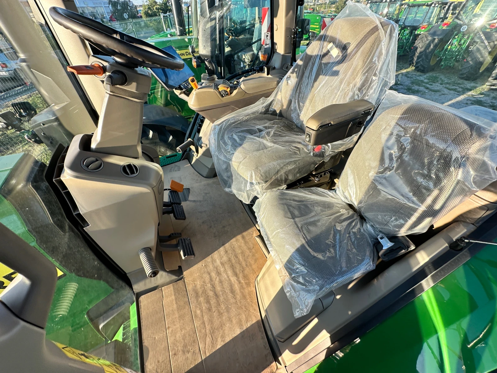 Трактор John Deere 8R310 e23  - изображение 8
