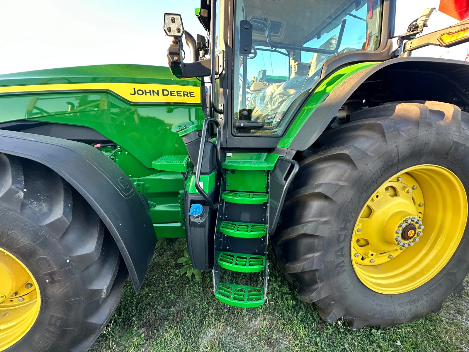 Трактор John Deere 8R310 e23  - изображение 4