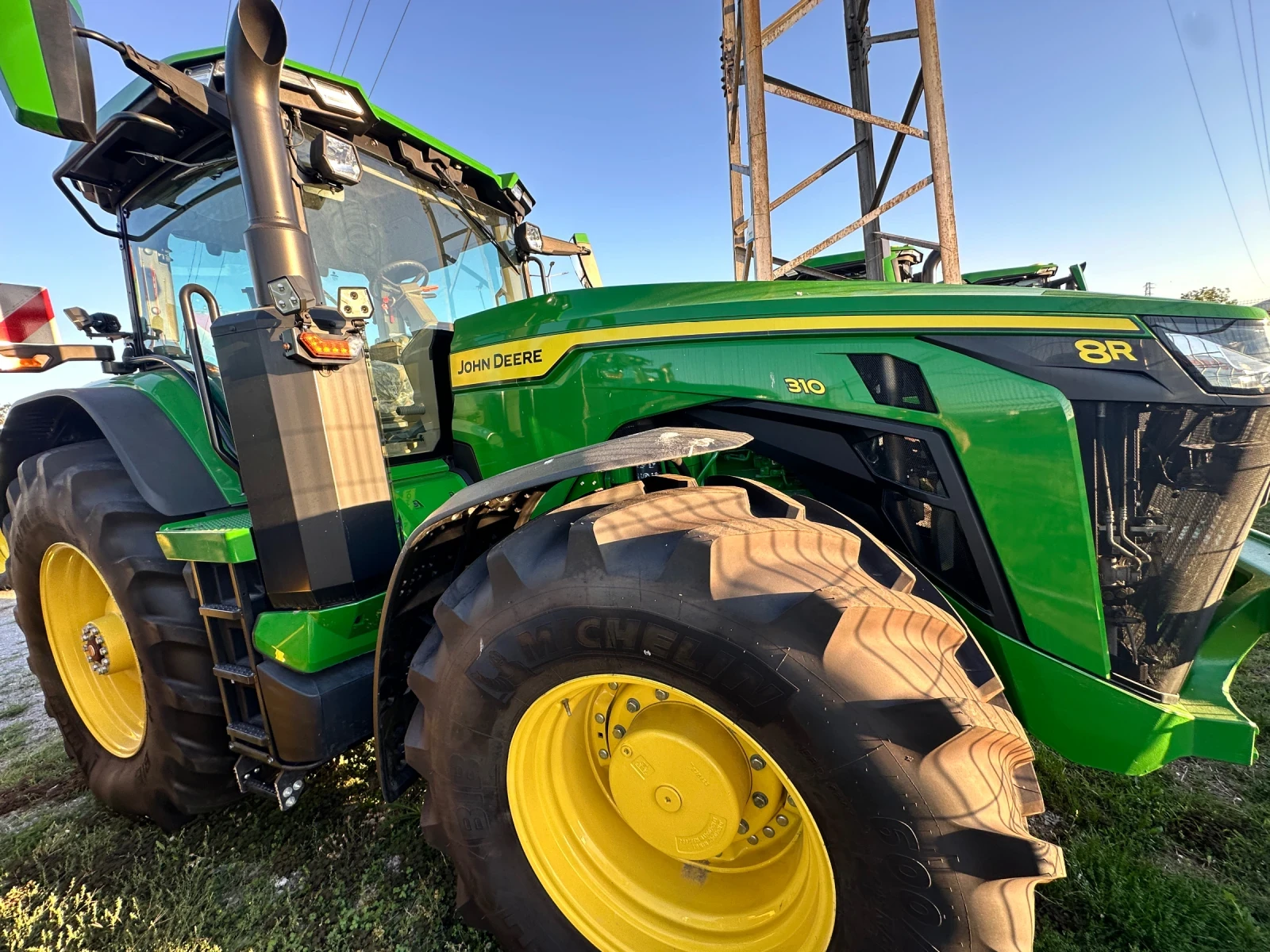 Трактор John Deere 8R310 e23  - изображение 5