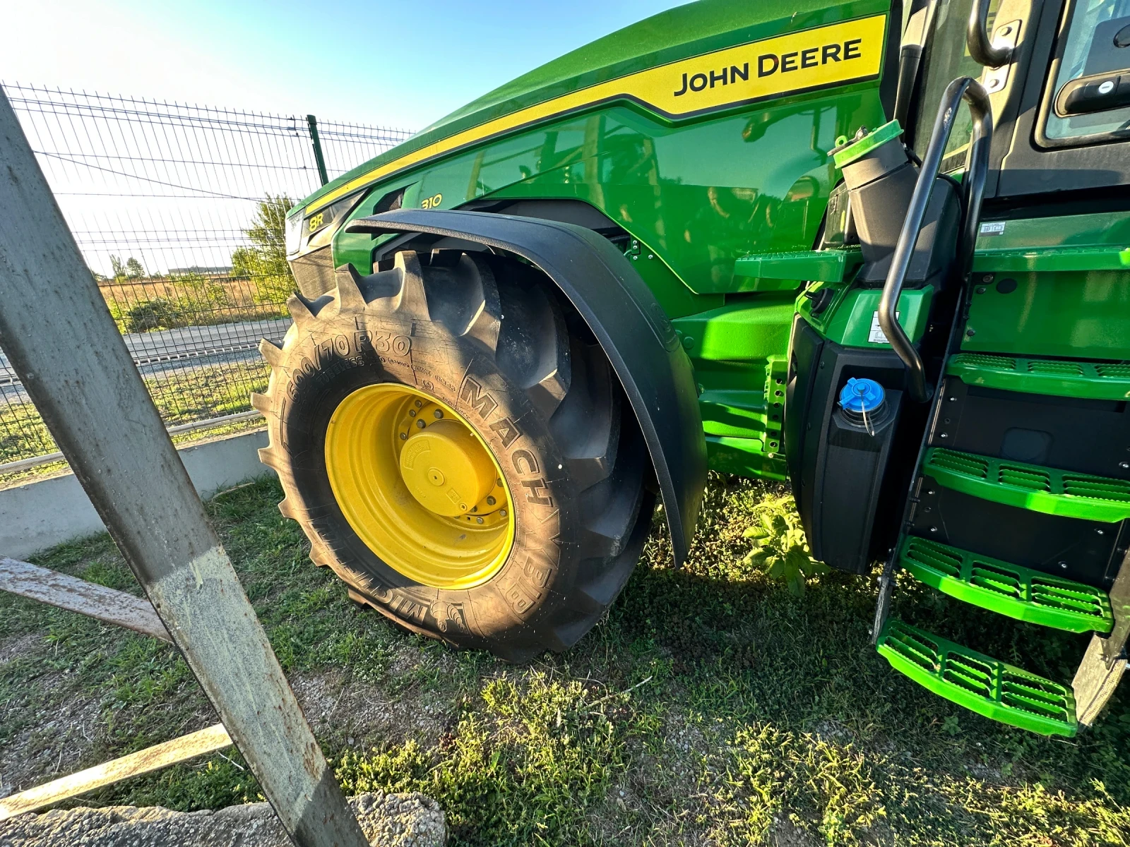 Трактор John Deere 8R310 e23  - изображение 3