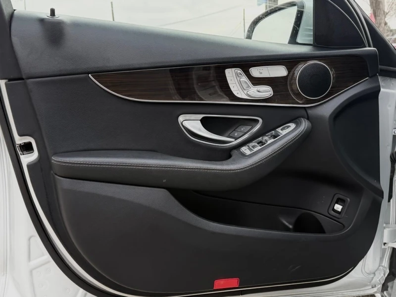 Mercedes-Benz C 300 * l 4MATIC l 18 Service Records l Luxury Pkg * CAR, снимка 15 - Автомобили и джипове - 52726556