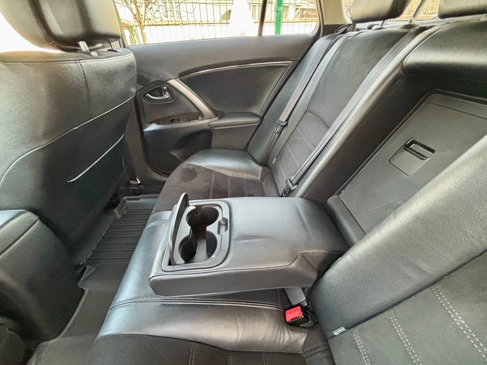 Toyota Avensis 2.0 Valvematic, снимка 10 - Автомобили и джипове - 53778180