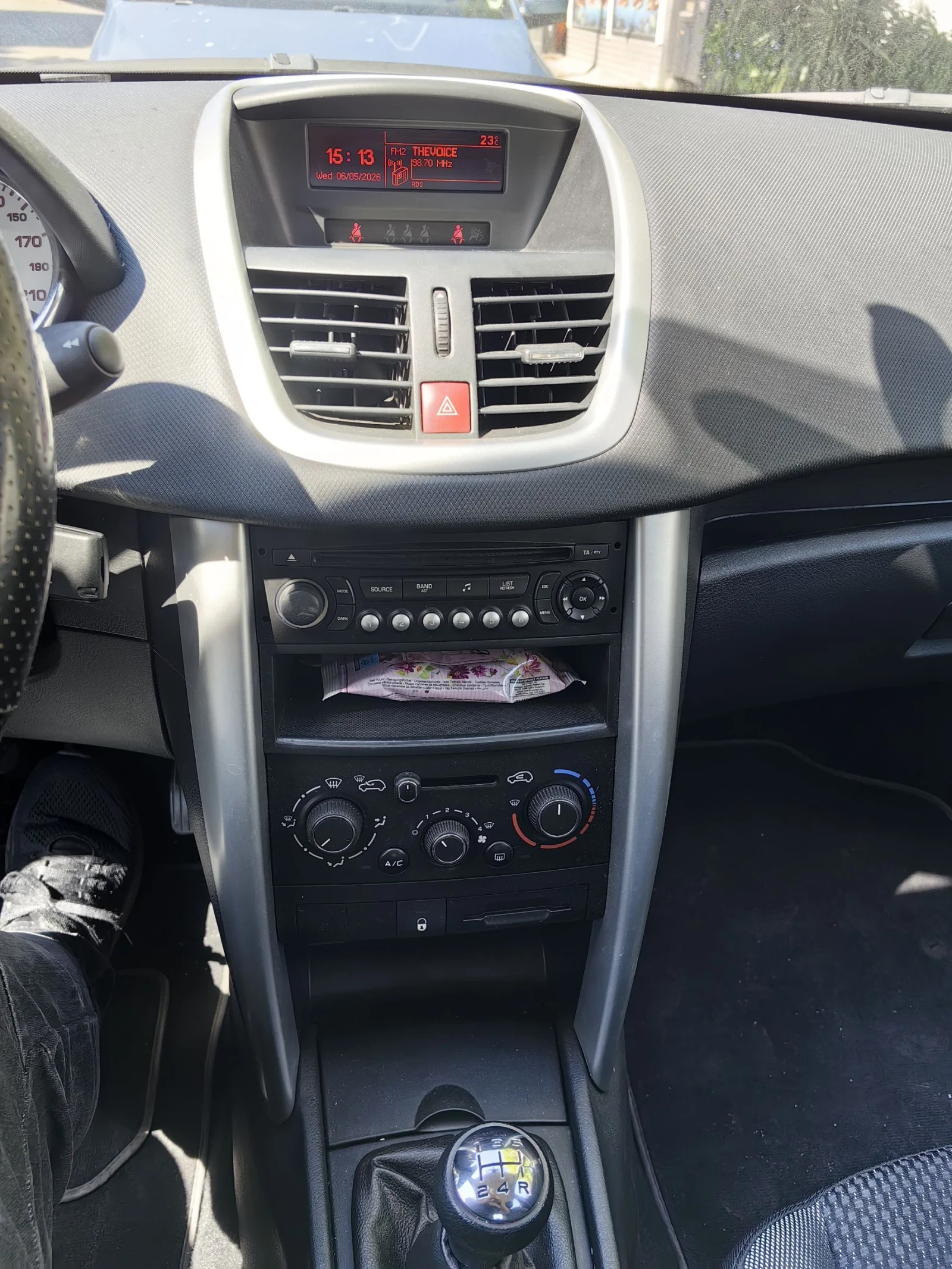 Peugeot 207 1.4 i Напълно обслужен, снимка 12 - Автомобили и джипове - 54458159