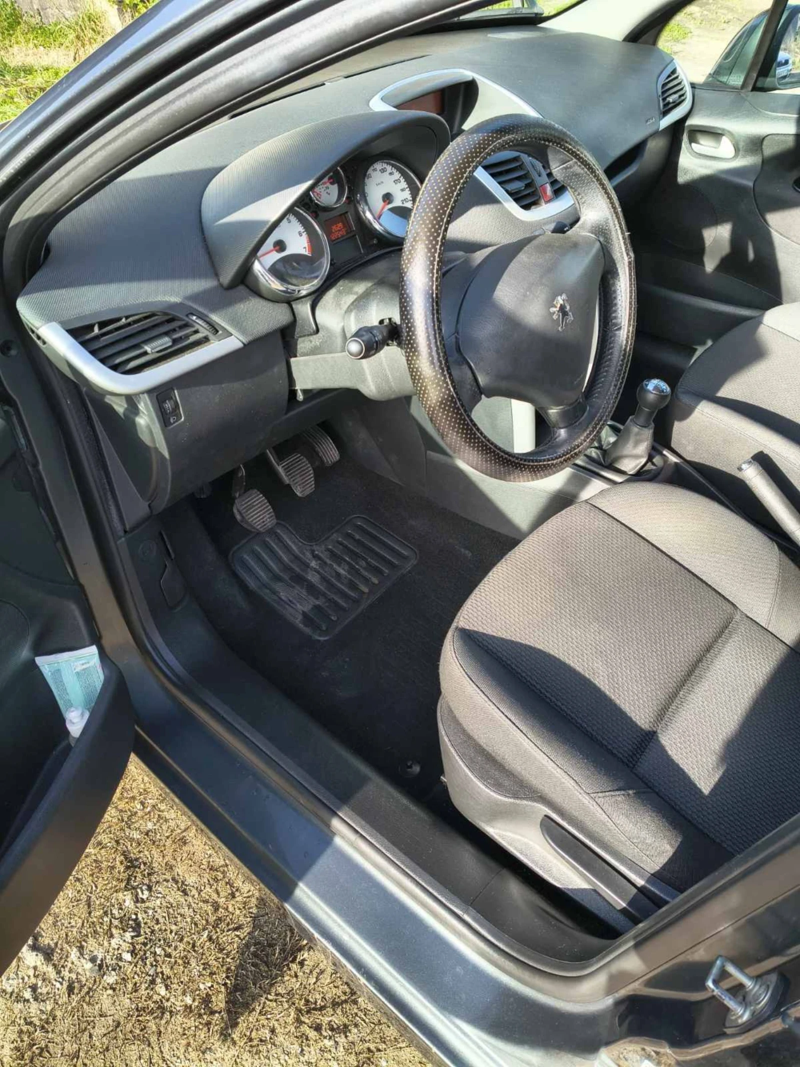 Peugeot 207 1.4 i Напълно обслужен, снимка 11 - Автомобили и джипове - 54101707