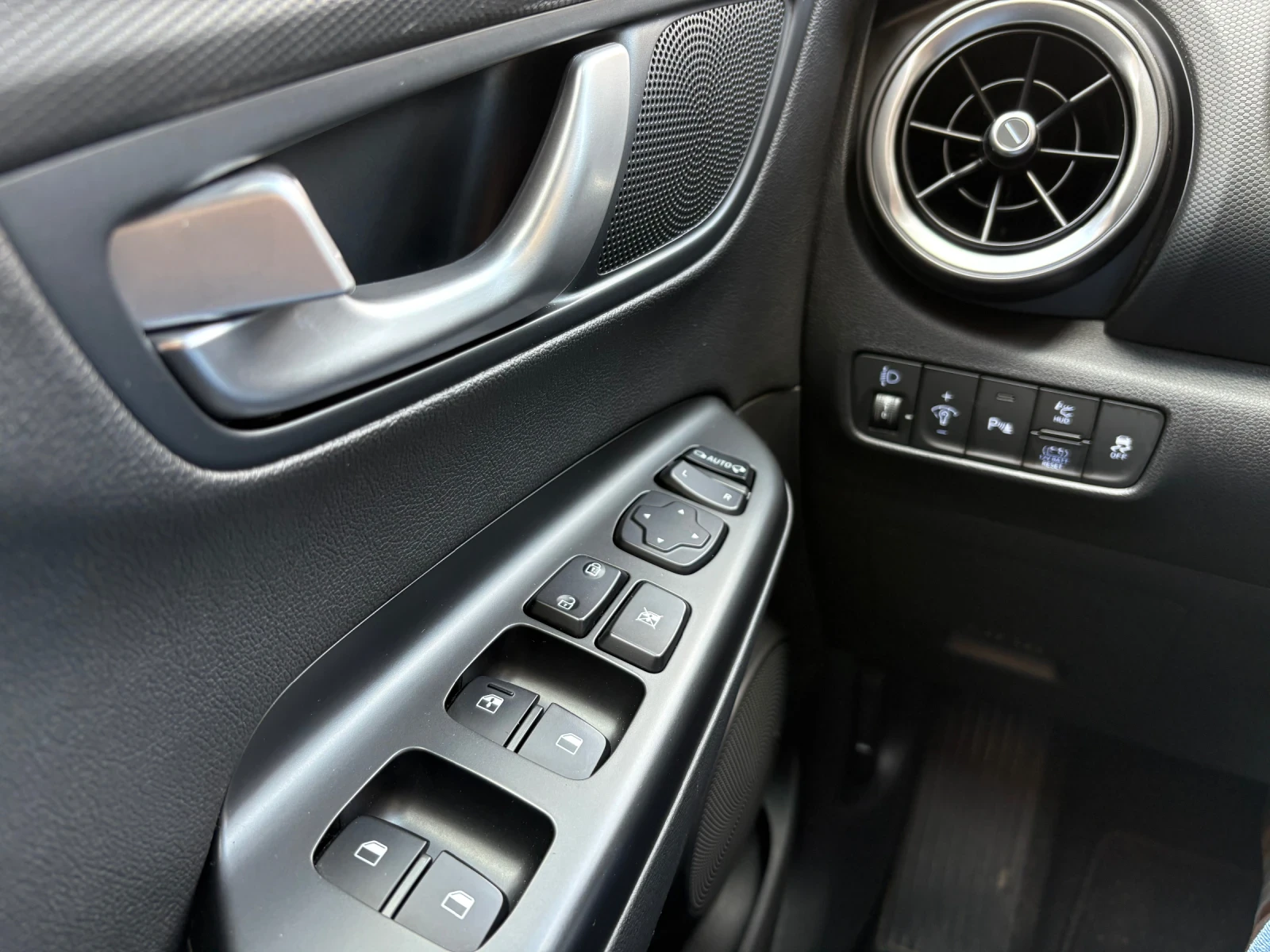 Hyundai Kona 1.6 Hybrid Executive 2WD, снимка 12 - Автомобили и джипове - 54295175