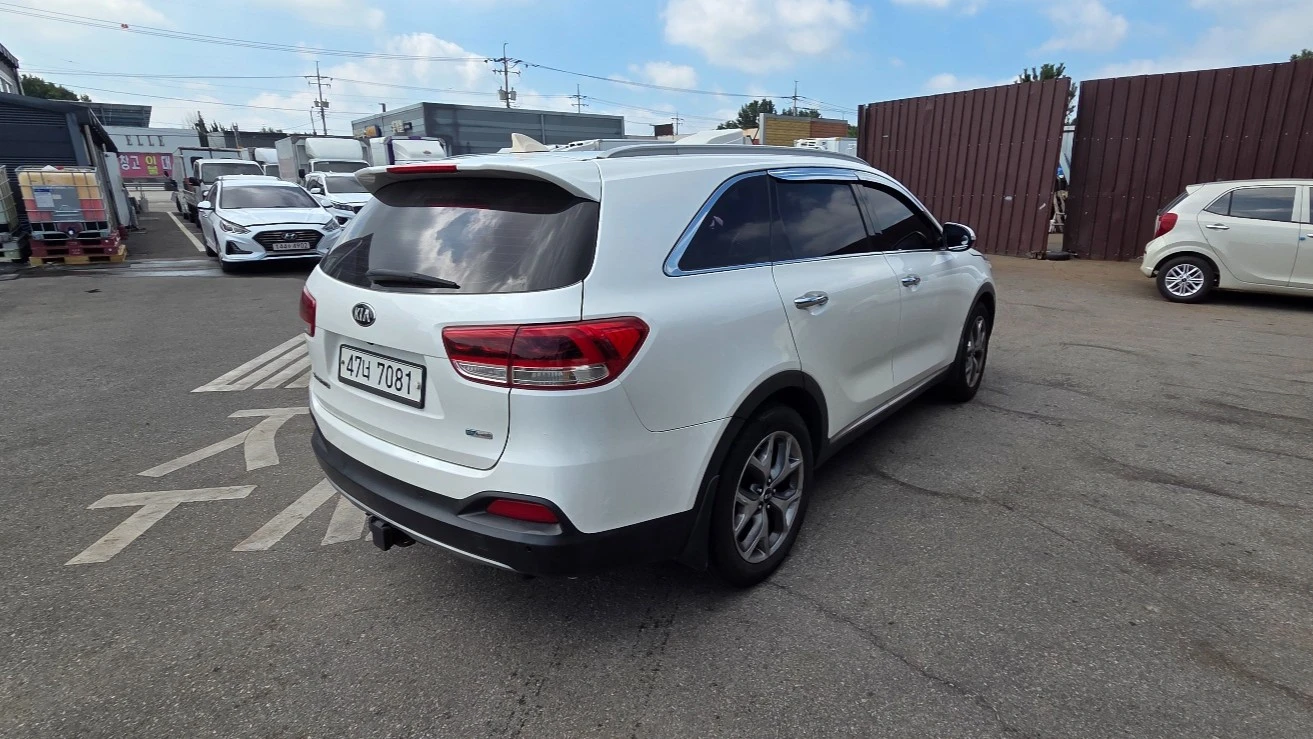 Kia Sorento 2.2* ПОДГРЕВ ВОЛАН* ЛЮК* КРАЙНА ЦЕНА, снимка 3 - Автомобили и джипове - 56025303