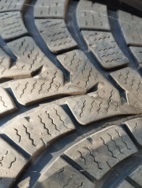 Гуми Зимни 225/60R18, снимка 3 - Гуми и джанти - 47976422