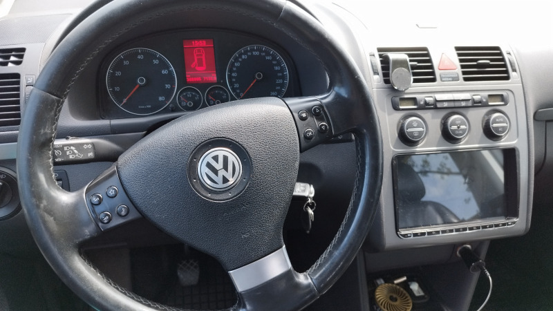 VW Touran 1.4 TSI, снимка 16 - Автомобили и джипове - 46357035