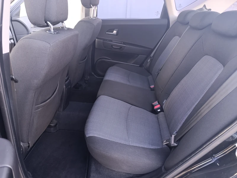 Kia Ceed 1.6 CRDI, снимка 8 - Автомобили и джипове - 50293510