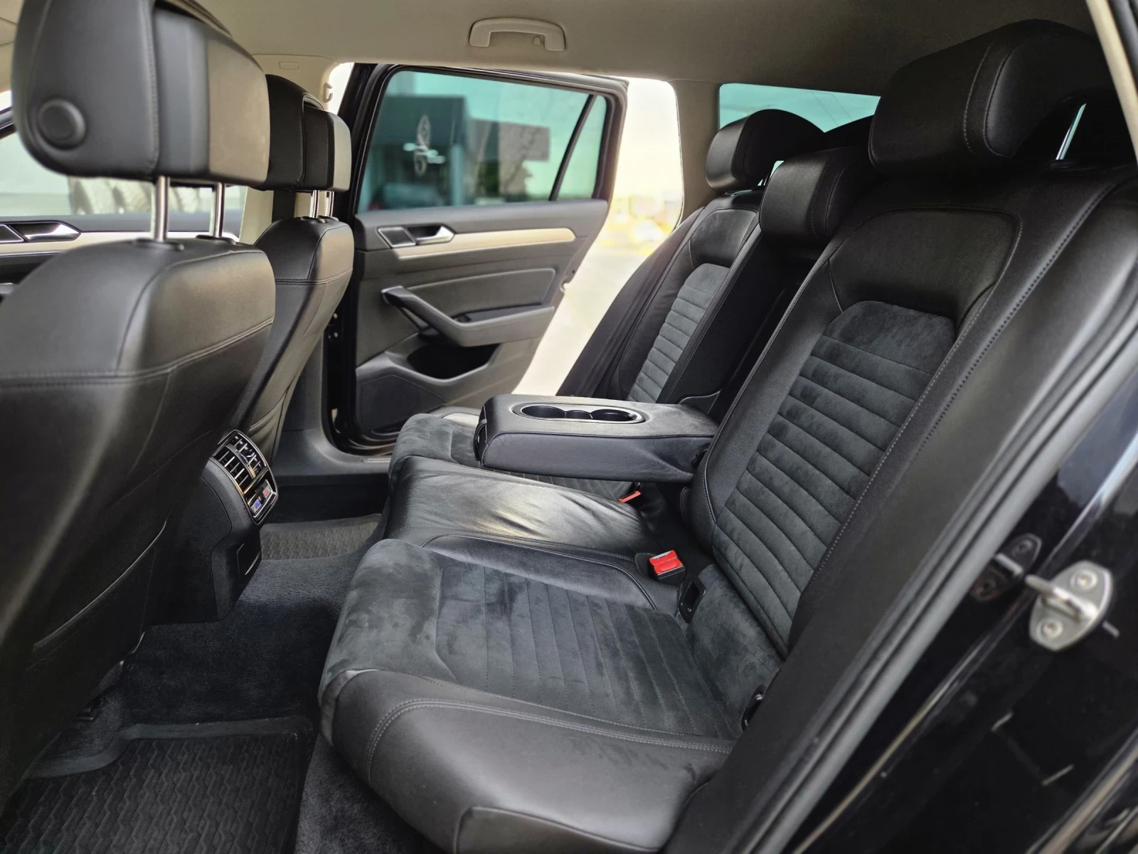 VW Passat 2.0TDI R-LINE, снимка 10 - Автомобили и джипове - 55401069