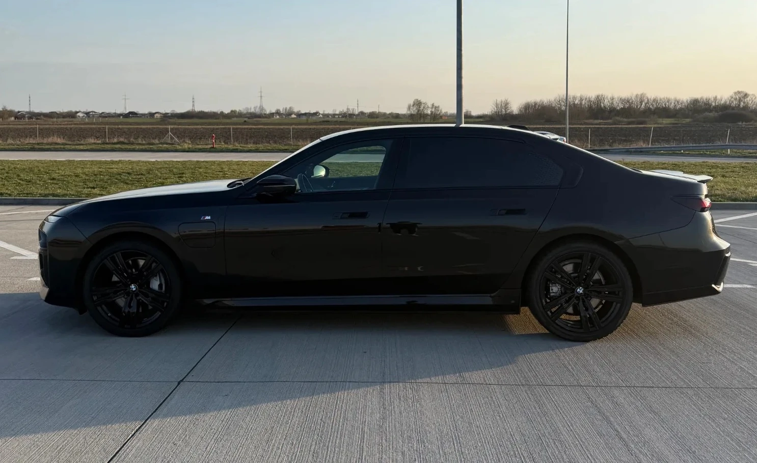 BMW 750 e xDrive M Sport Paket, снимка 3 - Автомобили и джипове - 56222235