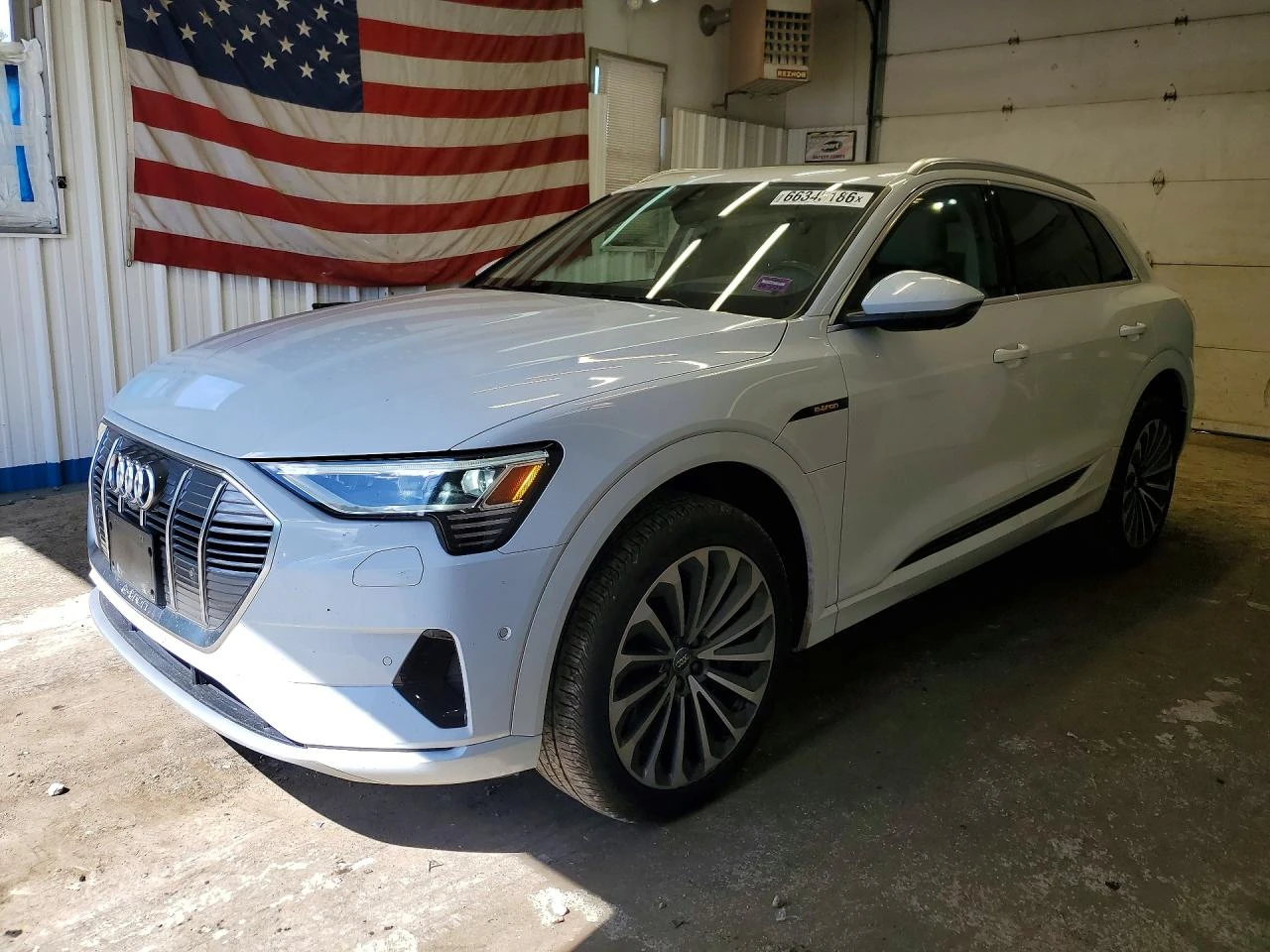 Audi E-Tron PRESTIGE* ОБДУХ* ДИСТРОНИК* ВЪЗДУХ* MATRIX* MАСАЖ*