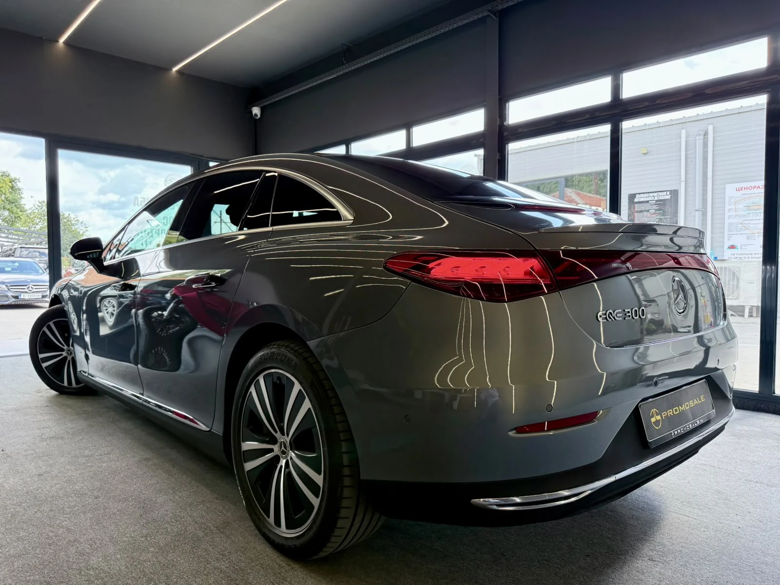 Mercedes-Benz EQE 300* Burmester* Подгрев* ЛИЗИНГ , снимка 4 - Автомобили и джипове - 56198434