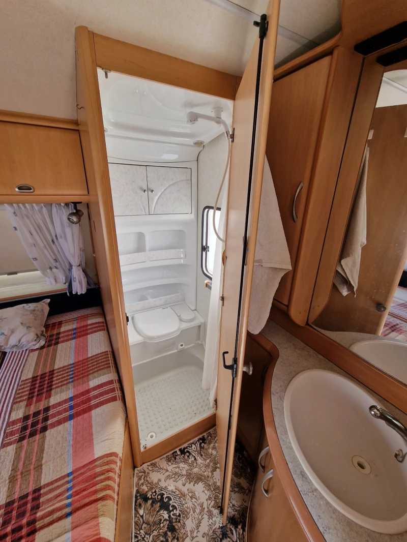 Каравана Hobby De luxe , снимка 9 - Каравани и кемпери - 52257064