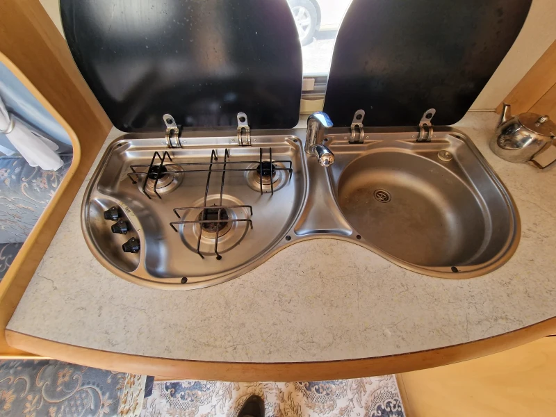 Каравана Hobby De luxe , снимка 13 - Каравани и кемпери - 52257064