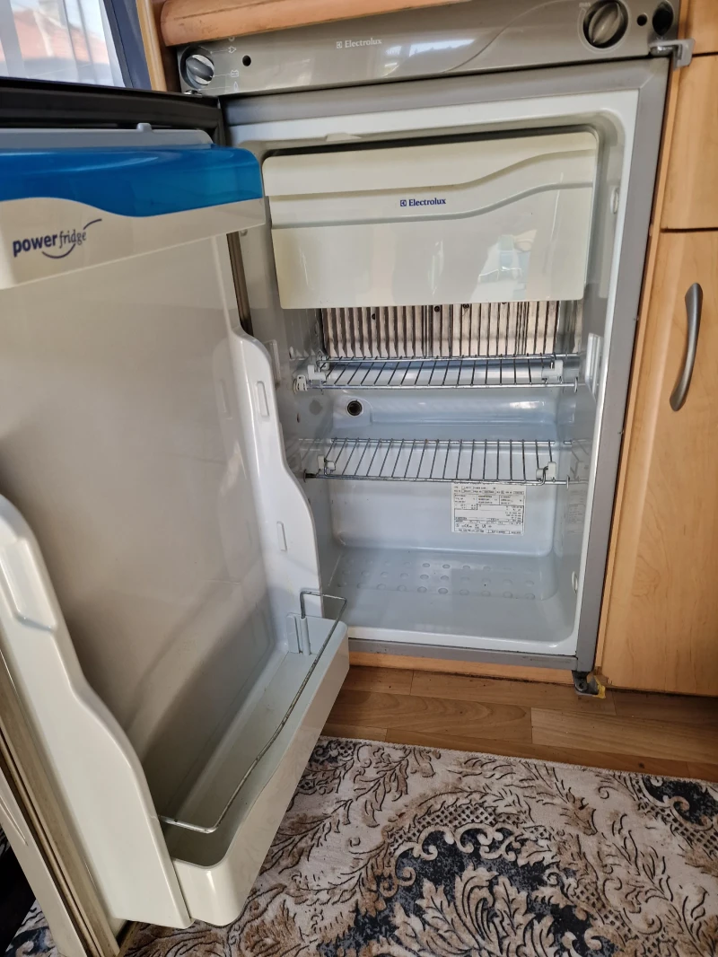 Каравана Hobby De luxe , снимка 12 - Каравани и кемпери - 52257064