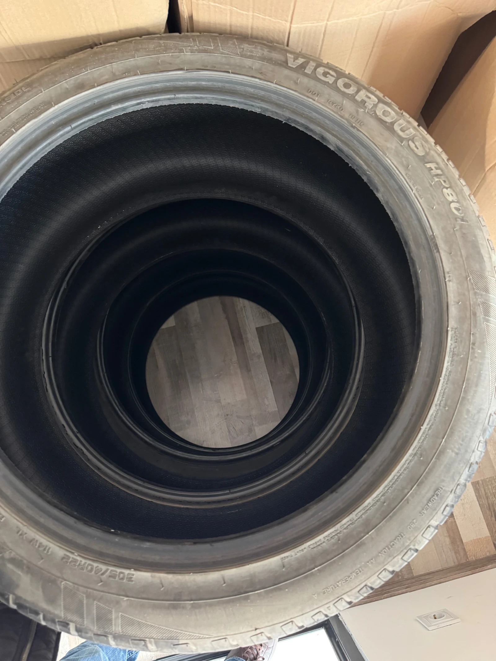 Гуми Летни 305/40R22, снимка 4 - Гуми и джанти - 54210838