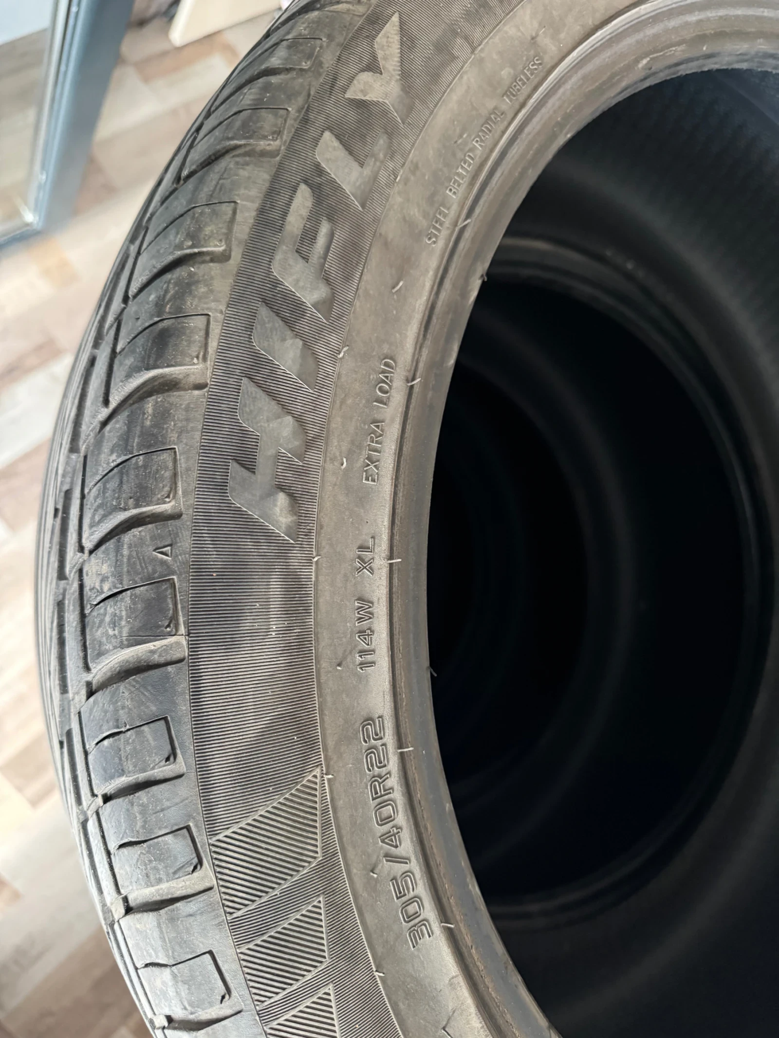 Гуми Летни 305/40R22, снимка 2 - Гуми и джанти - 54210838