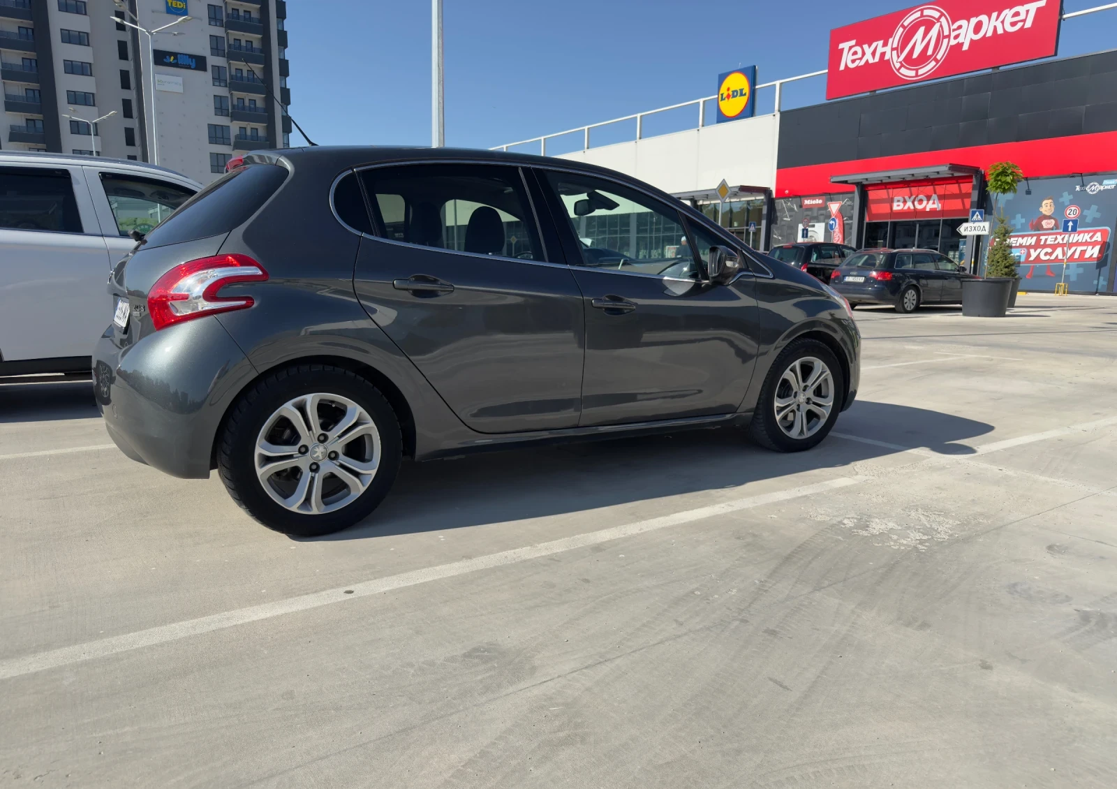 Peugeot 208 1.6 автомат Панорама  - изображение 2