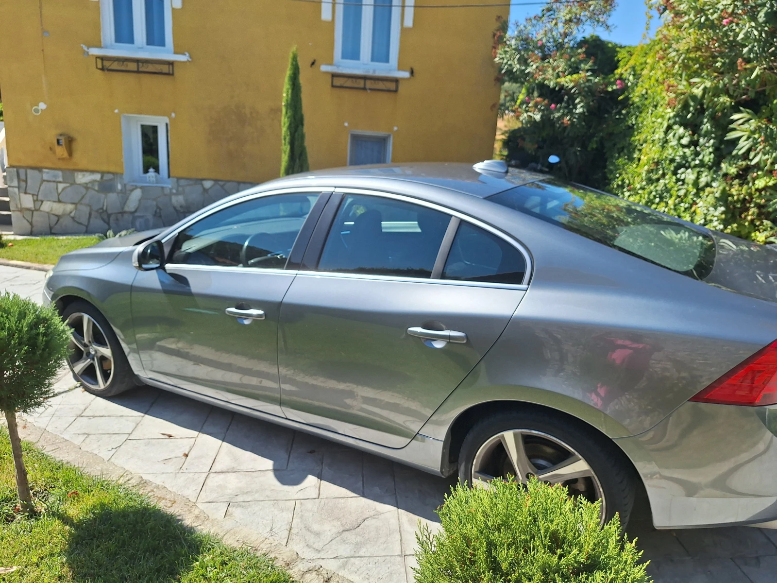 Volvo S60 D2 R-Design - изображение 2