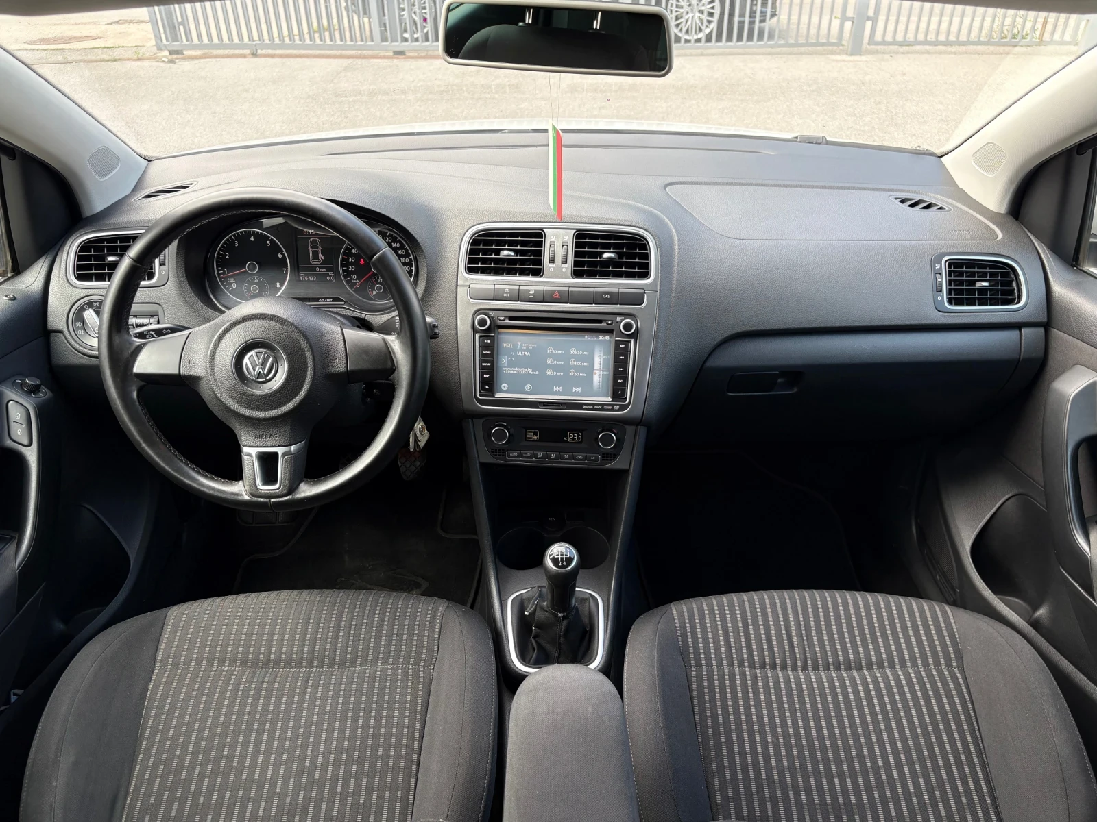 VW Polo 1.6 LPG, ФАБРИЧНА ГАЗ, НАВИГАЦИЯ, снимка 9 - Автомобили и джипове - 55152079