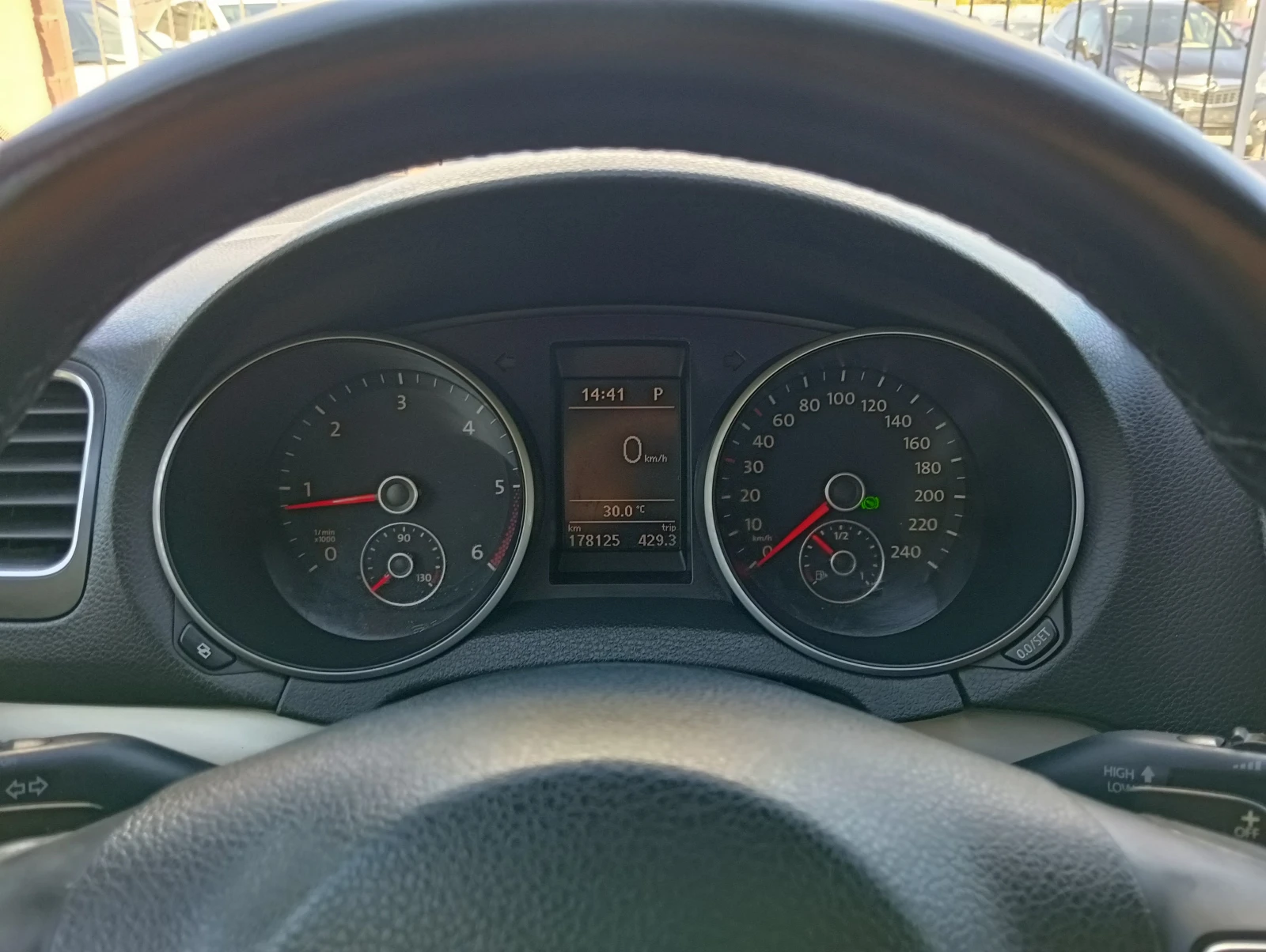 VW Golf 1.6 TDI AUTOMATIC, снимка 14 - Автомобили и джипове - 56022675