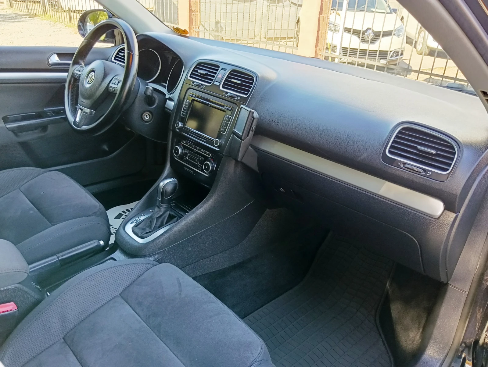 VW Golf 1.6 TDI AUTOMATIC, снимка 10 - Автомобили и джипове - 56022675