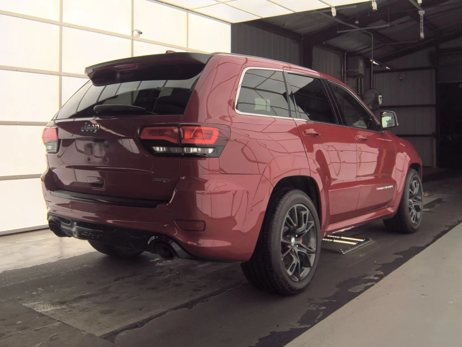 Jeep Grand cherokee SRT* 6.2* V8* ПОДГРЕВ* КАМЕРА* КЕЙЛЕС* LANE* ASSIS, снимка 2 - Автомобили и джипове - 53998727